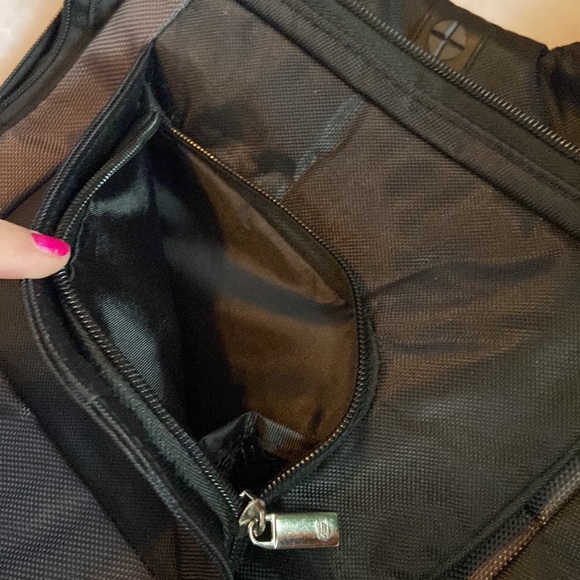 NWT American Tourister Black Cross Body Travel Bag Adjustable Strap - Picture 6 of 11